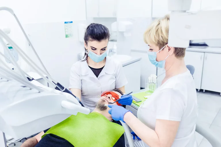 Pojęcie „stomatolog” ewoluuje w ciągu życia każdego człowieka – naszego potencjalnego pacjenta…
